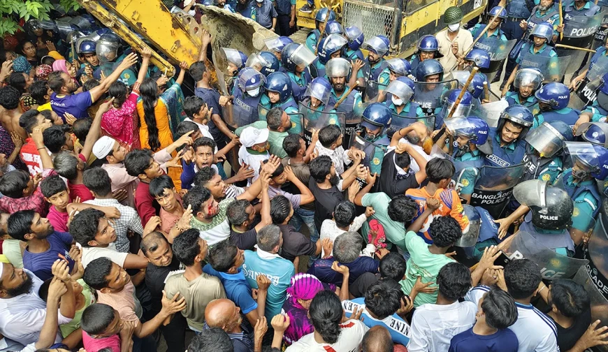 খুলনায় উচ্ছেদ অভিযানে স্থানীয়দের সাথে সংঘর্ষে পুলিশসহ ৩০ জন আহত